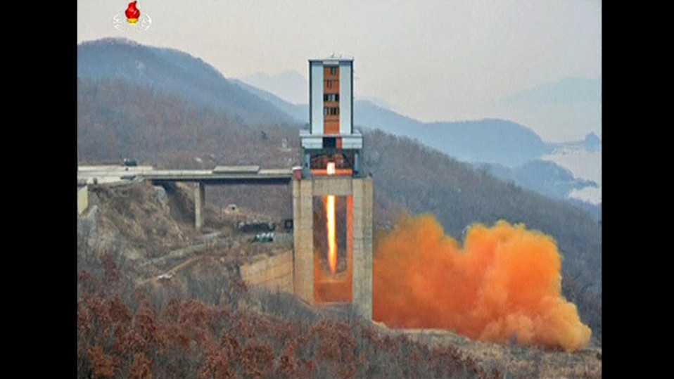 Pohjois-Korean television välittämä kuva rakettimoottorin testauksesta.