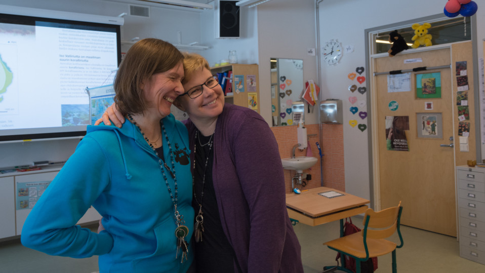 Erityisluokanopettajat Maria Juutinen ja Tarja Leinonen.