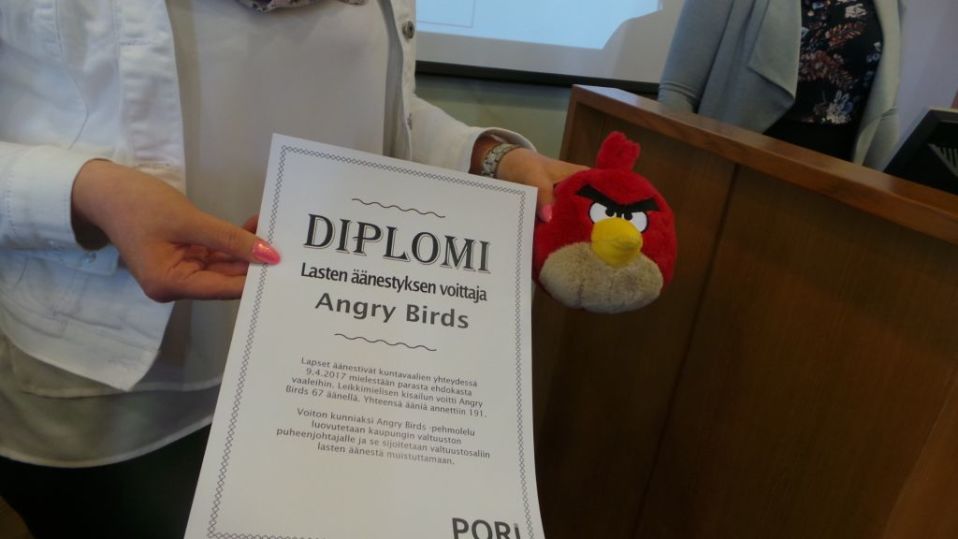 Angry Birds -lintu voitti Porissa kuntavaalien aikaan järjestetyt lasten vaalit. Lintu pääsee seuraamaan valtuuston kokouksia aitiopaikalta.
