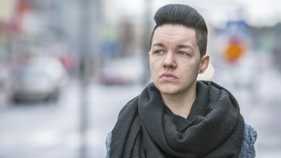 Jere Turpeinen seisoo Kajaanissa kadulla