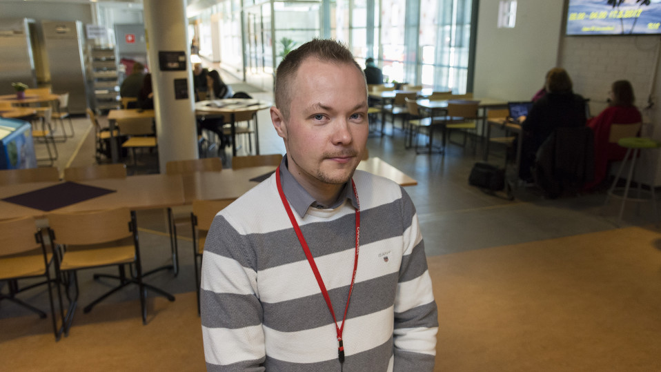 Jarkko Piirainen seisoo Kajaanin ammattikorkeakoulun kahviossa