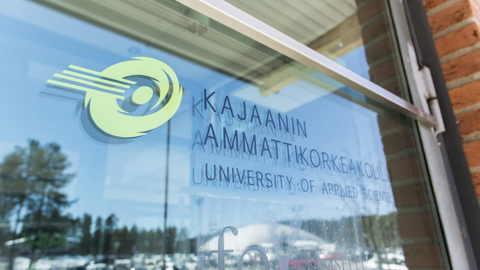 Ikkuna jossa Kajaanin ammattikorkeakoulun logo