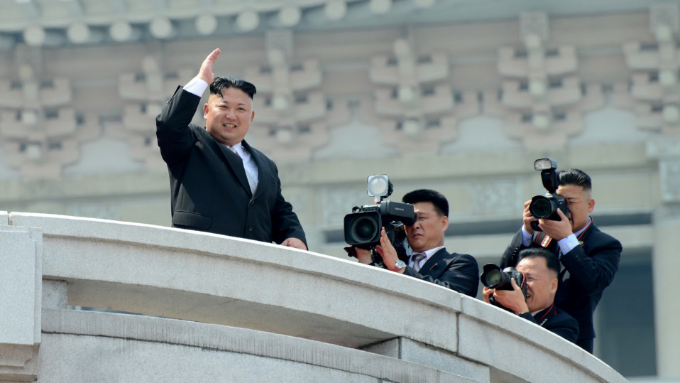 Kim Jong-un vilkuttaa