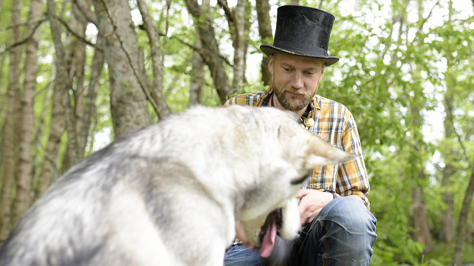 Juha Järvinen metsässä koiransa kanssa.