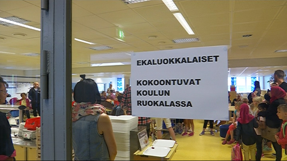 Lappu Haukkavuoren koulun ruokalan ovessa muistuttaa, että ekaluokkalaiset kokoontuvat ensimmäisenä päivänä ruokalassa.