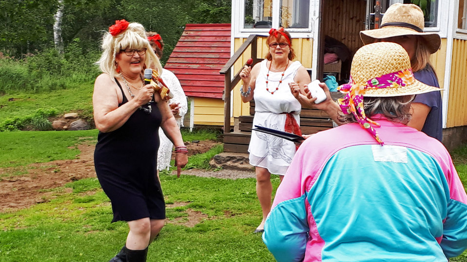 Ihmisiä pihalla.