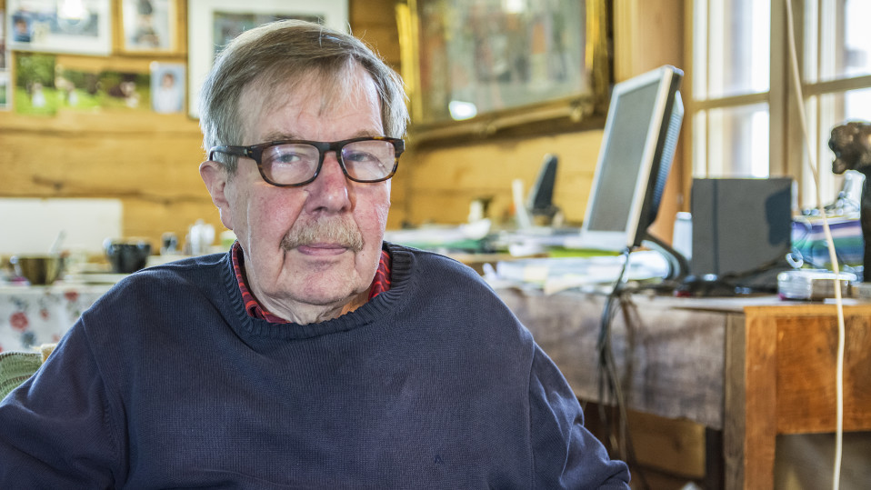 Philip Donner kotonaan Kuhmon Iivantiirassa.