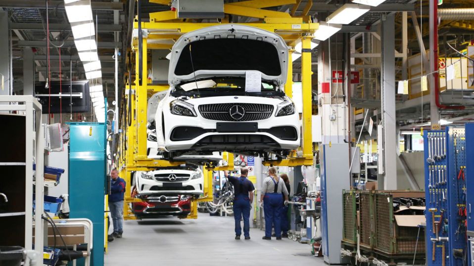 Mercedes Benz GLC-katumaastureita valmistuu Uudenkaupungin autotehtaalla.