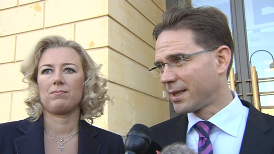 Valtiovarainministeri Jutta Urpilaisen ja pääministeri Jyrki Katainen median haastateltavana.