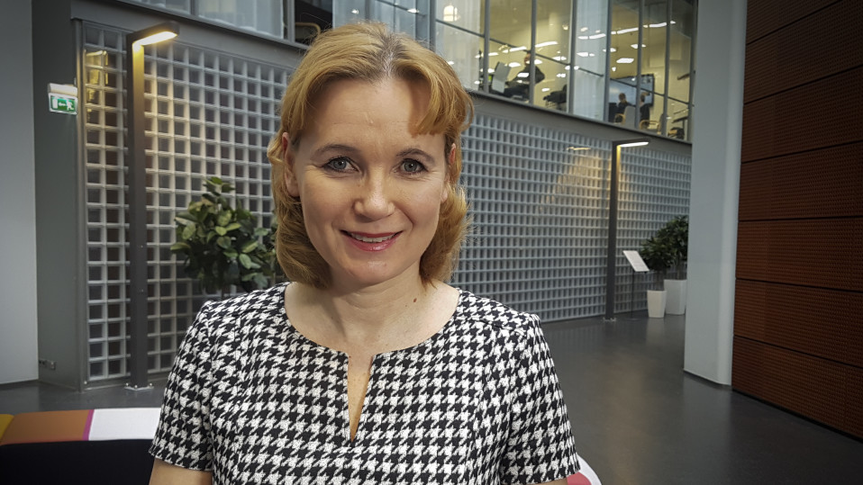 Suomen itsenäisyyden juhlarahasto Sitran johtaja Mari Pantsar Ruoholahden toimipisteen aulassa.