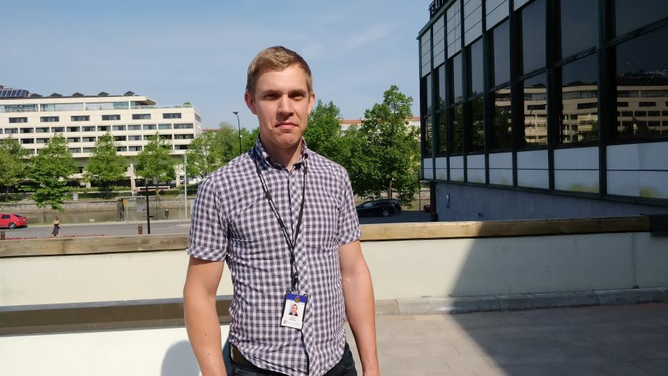 Vägingenjör Tapani Jaakkola står ute vid statens ämbetshus i Åbo.