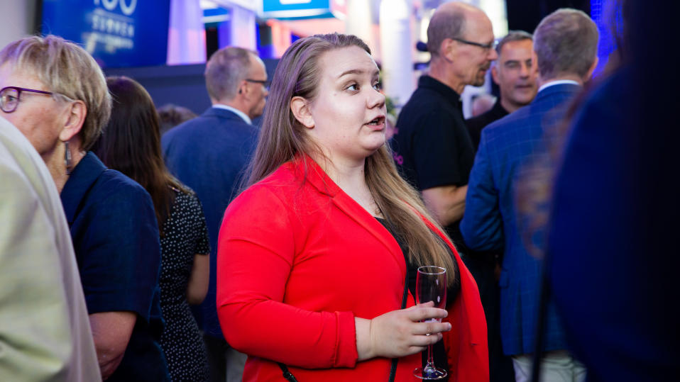 Roosa Pajunen cocktailtilaisuudessa.