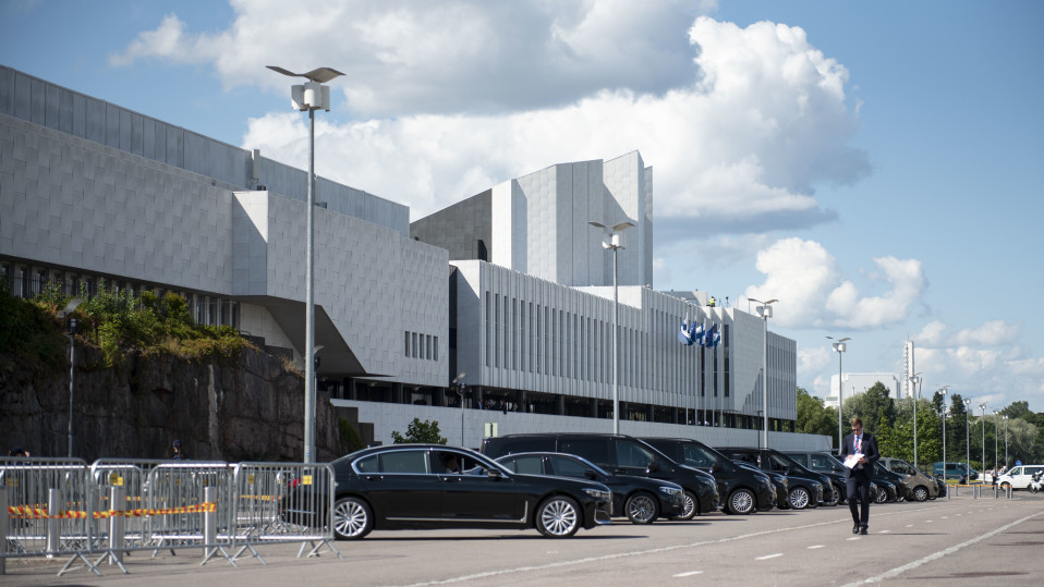 Autoja parkkeerattuna finlandia talon eteen eu-huippukokouksessa