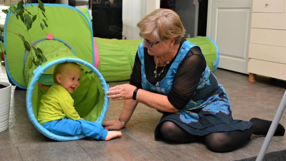 Tuulia Tahvonen leikkii Nooa Salon kanssa.