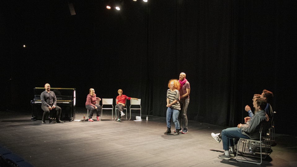 näyttelijät esiintyvät teatterin lavalla