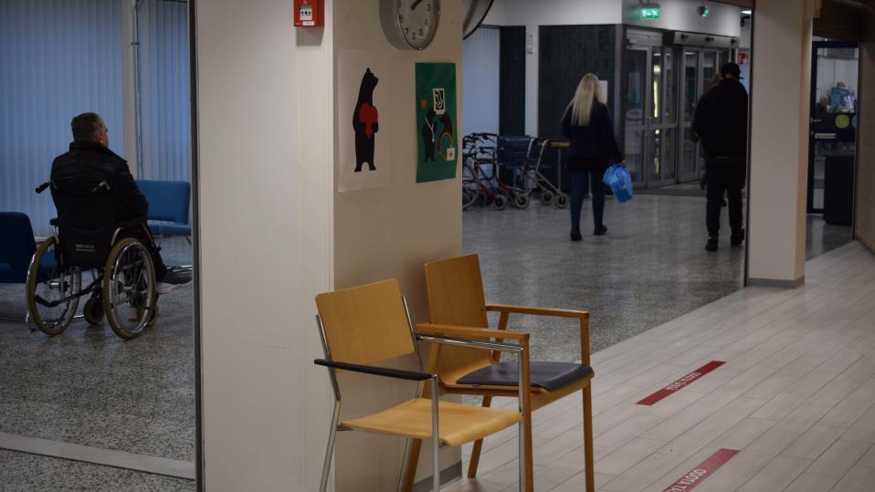 Asiakkaita Porin pääterveysaseman käytävällä.