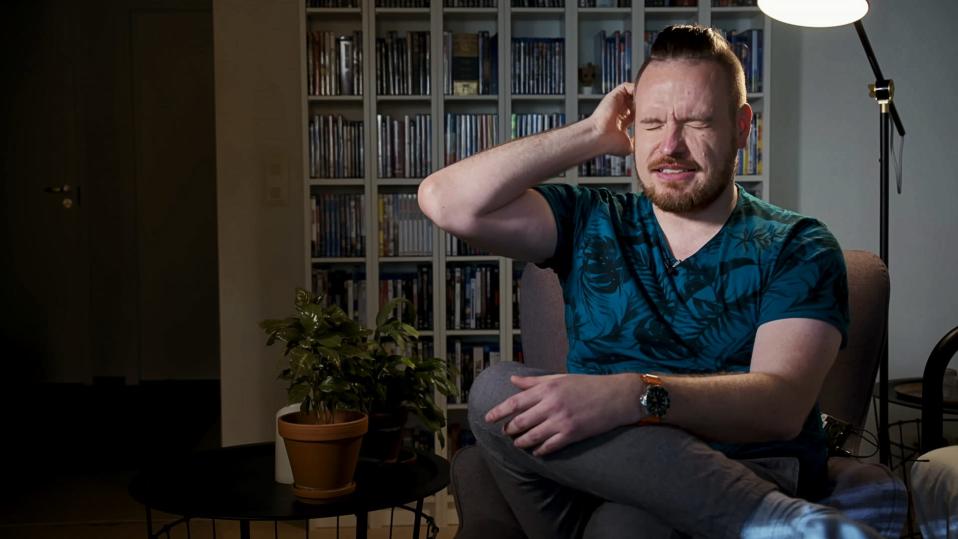 Jonas Pieniniemi istuu tuskaisena tuolissa.