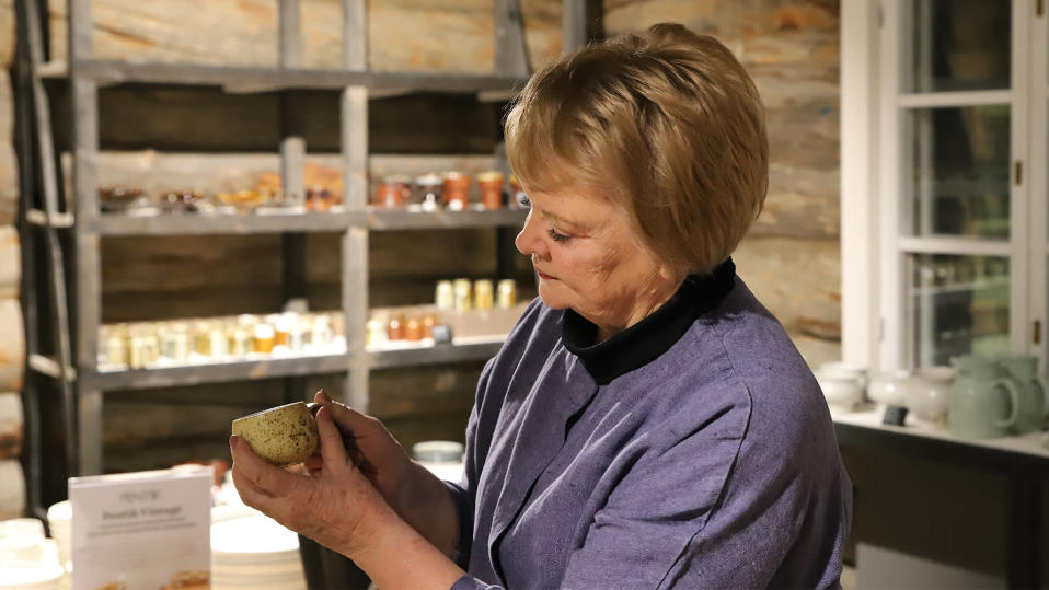 Anu Pentik Pentik Oy:n myymälässä Posiolla