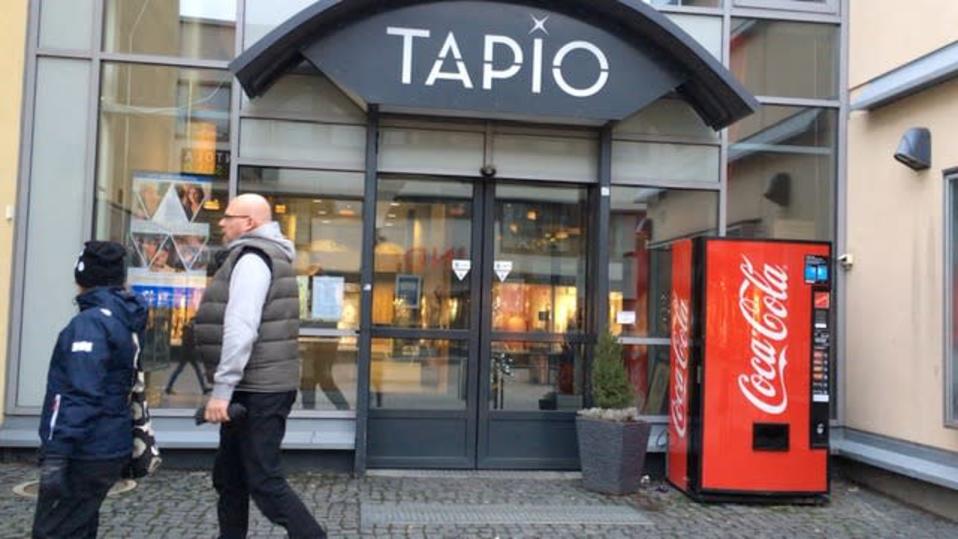 mies kävelee Tapio-elokuvateatterin ohi