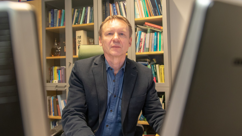 Professori Jouni Jaakkola työhuonneessaan tietokoneen ääressä