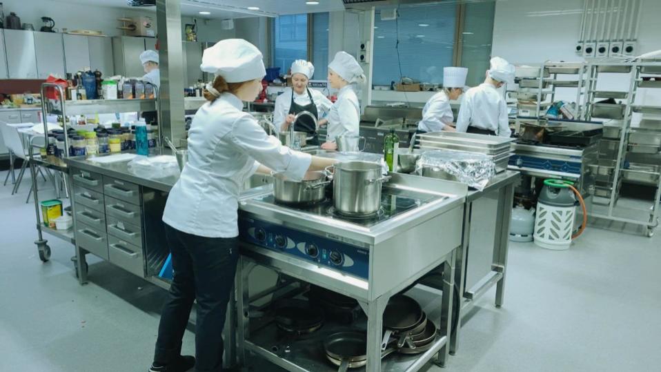Kokkiopiskelijoita Ammattiopisto Tavastiassa