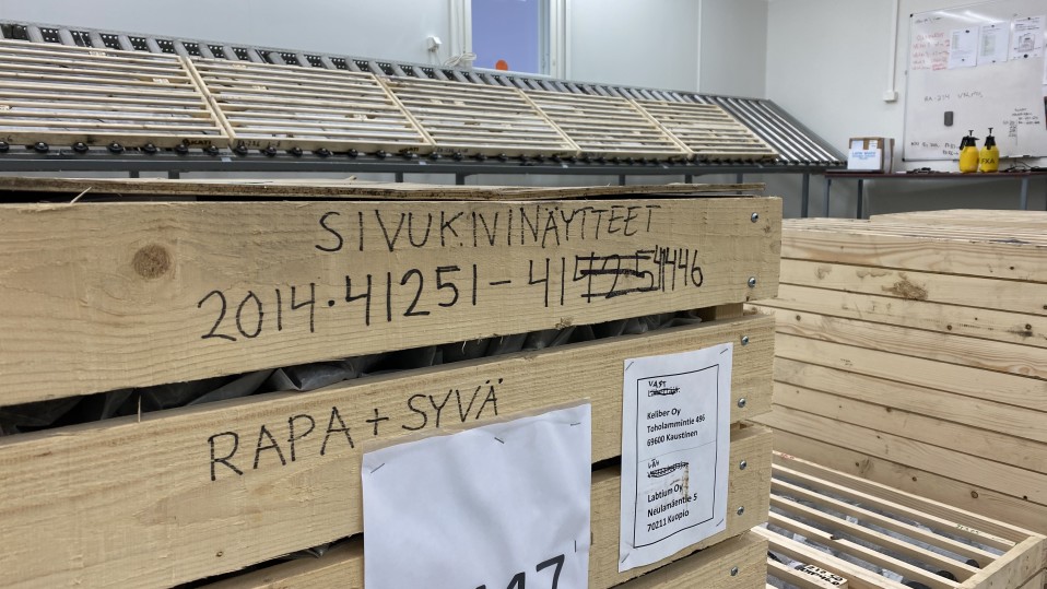 Kivinäytelaatikoita kaivosyhtiö Keliberin tiloissa Kaustisella.