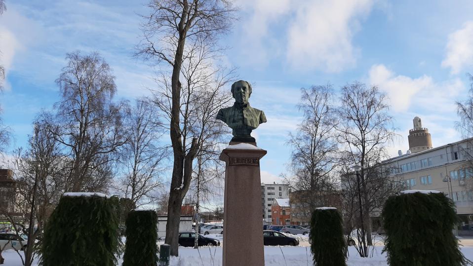 Kansalliskirjailija Johan Ludvig Runebergin patsas Pietarsaaressa, missä perhe asui vuosia.