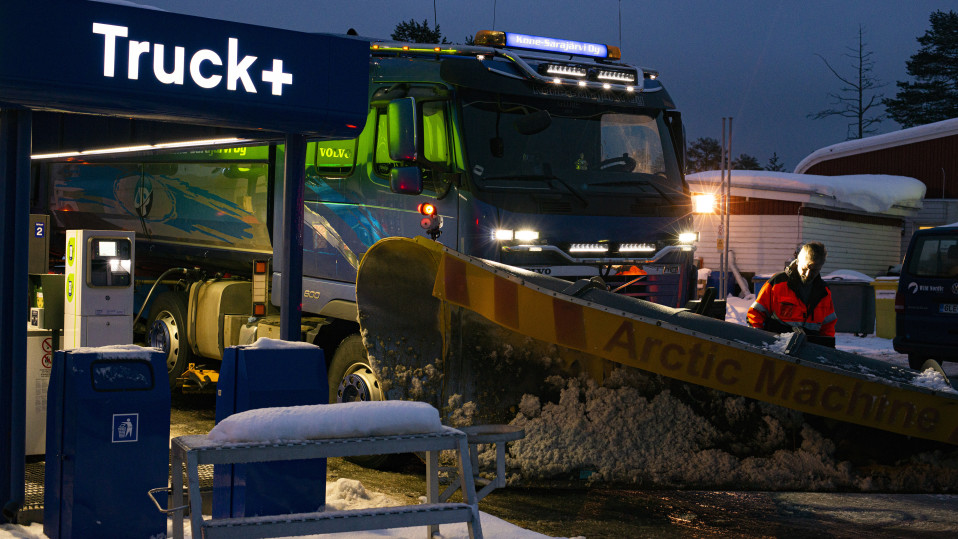 Tienhoitoautoon tankataan polttoainetta