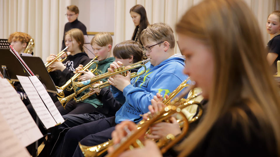 Musiikkiopiston puhallinorkesteri harjoittelee