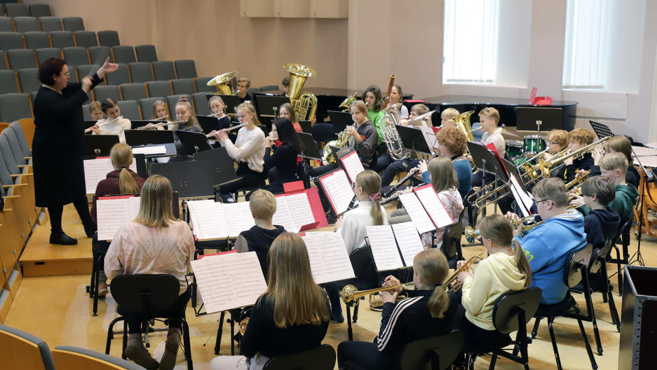 Musiikkiopiston puhallinorkesteri harjoittelee Inka Puhakan johdolla