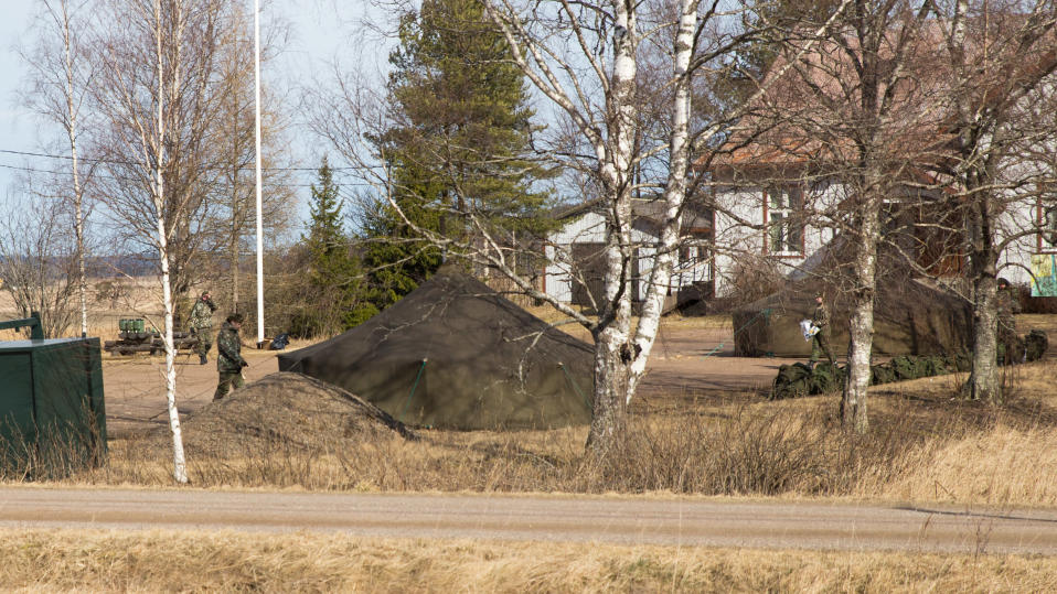 Uudenmaan rajaa vartioivat varusmiehet yöpyvät puolijoukkueteltoissa nuorisoseuraintalon pihalla.