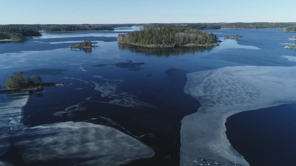 Saimaalta lähtevät jäät Taipalsaarella.