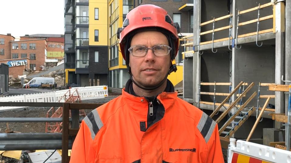 Pasi Kastari rakennustyömaalla