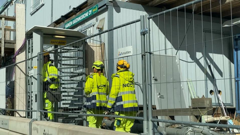 Työntekijät poistuvat NCC:n rakennustyömaalta Tampereen Ratinassa