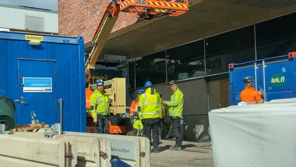 Työntekijät tauolla rakennustyömaalla Tampereen Ratinassa