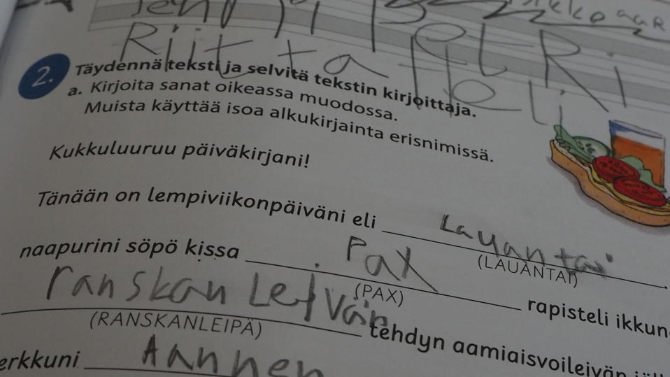Lähikuva äidinkielen tehtävistä.