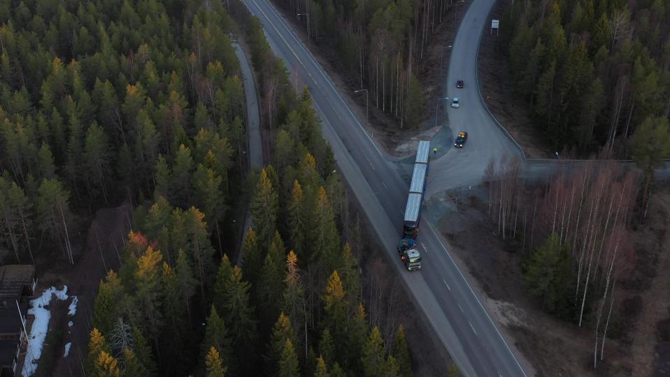 Raitiovaunu lavetilla, matkalla kohti Tamperetta Otanmäellä.