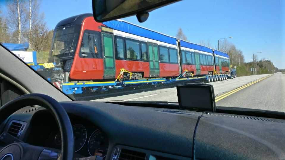 Ratikka kuvattuna autosta Juvalla 23.5.2020