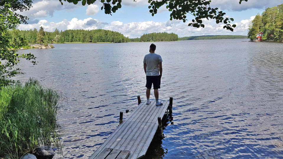 Teemu Leinonen seisoo laiturilla