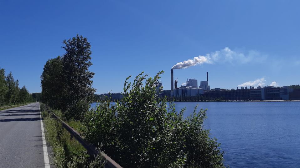 Sellutehdas järven rannalla