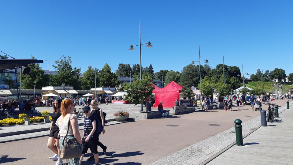 Lappeenrannan satamatorilla on aurinkoinen kesäpäivä