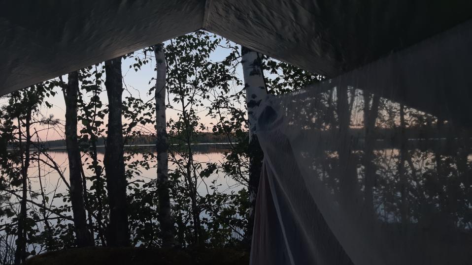 Riippumatto järven rannalla rauhallisessa kesäillassa