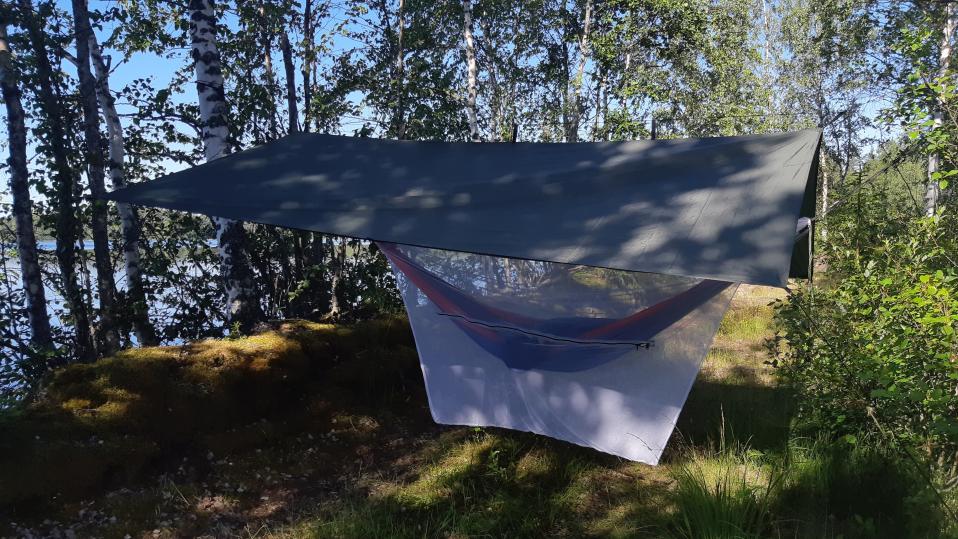Riippumaton päällä on sateelta suojaava tarppi.
