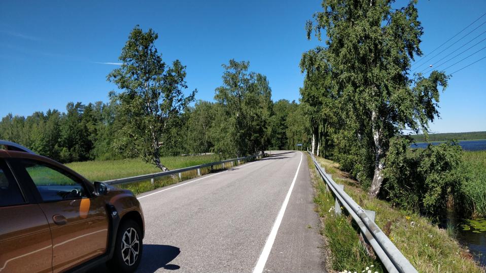 Auto ohittaa pyöräilijän läheltä