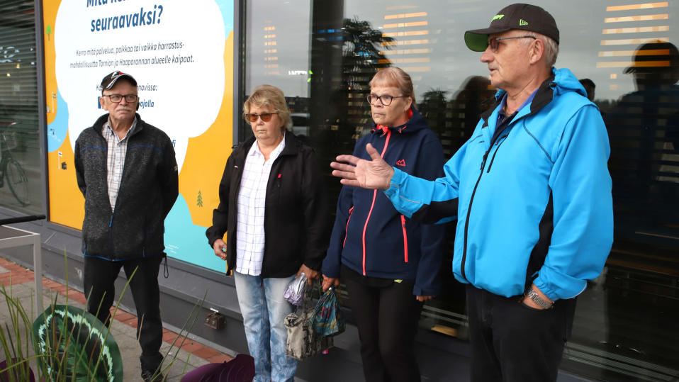 Veikko Karjalainen, Kirsti Sädesuo, Lilja Karjalainen ja Veikko Sädesuo on Victoriantorilla.