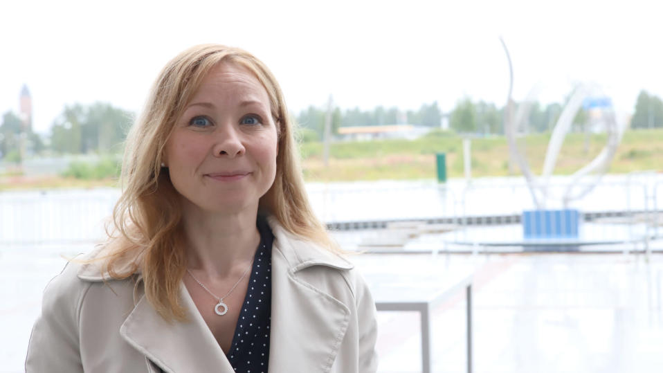 Tuija Ajanki poseeraa Victoriantorin rauta-aidan edessä.
