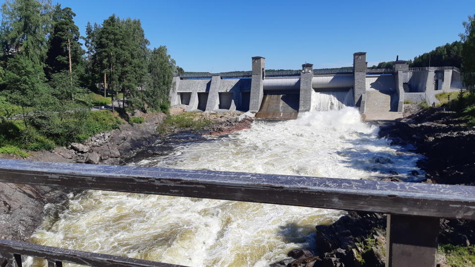 Vettä juoksutetaan Vuoksen padon läpi normaalin koskinäytösajan ulkopuolella