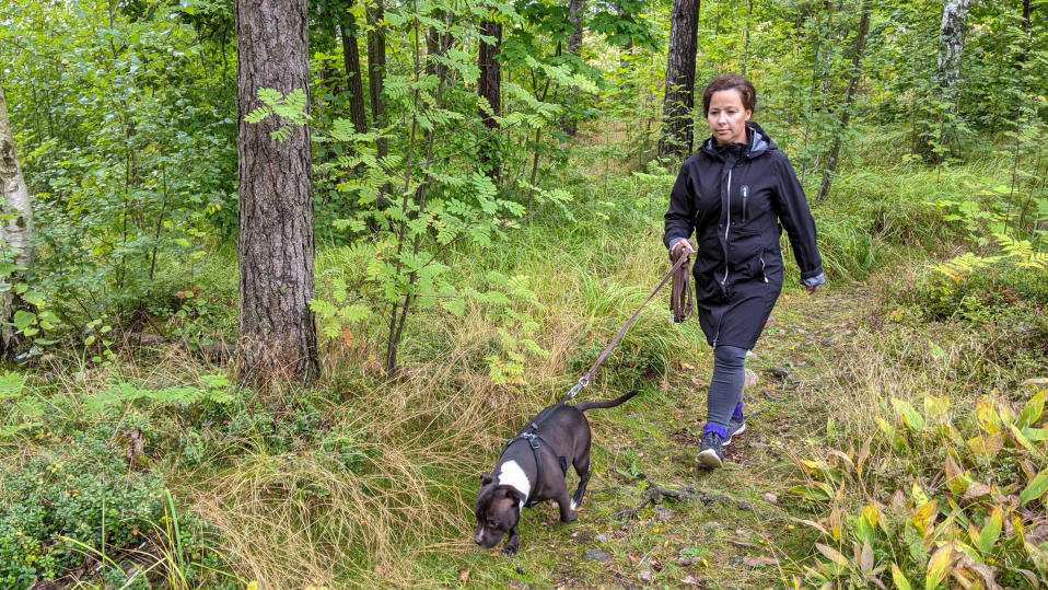 Krista Tapionkaski Irma-koira kanssa lenkillä