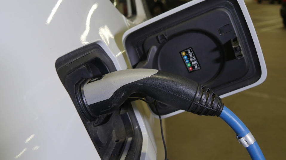 Sähköautojen latauspiste kauppakeskus IsoKristiina Lappeenranta. Latauspistooli.