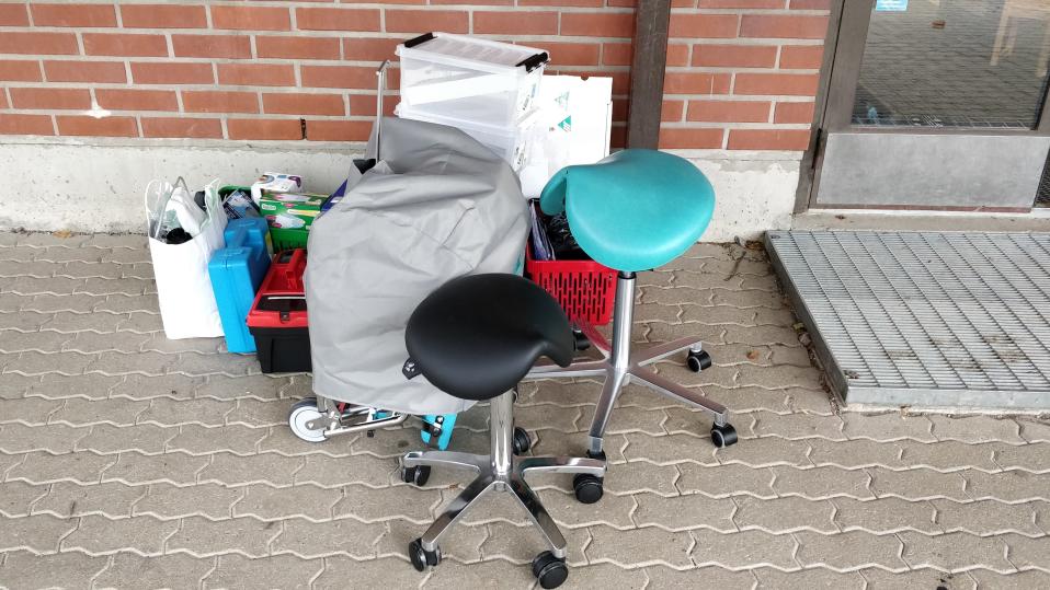 Liikkuvan hammashoitolan välineet Lahdessa koulun pihassa koottuna